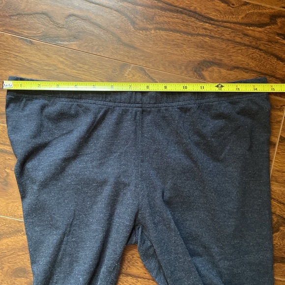 Charcoal grey lace trimmed Capri leggings in size M - Picture 2 of 5